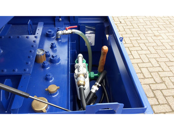 Storage tank for transportation of fuel IBC tank met handpomp: picture 3