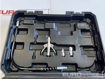 Construction equipment Unused Boss 21 Volt Lithium Battery Cordless Grease Gun, 2 Batteries, Charger, Case, Shoulder Strap, Extension Pieces and Fittings: picture 4 Construction equipment Unused Boss 21 Volt Lithium Battery Cordless Grease Gun, 2 Batteries, Charger, Case, Shoulder Strap, Extension Pieces and Fittings: picture 4