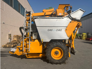 Grape harvesting machine