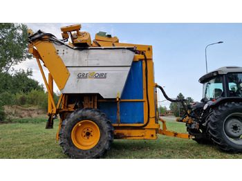Grape harvesting machine