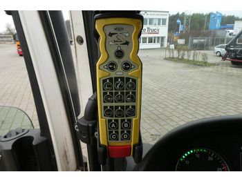 Hook lift truck MAN TG-S 26.420 6x2 Abrollkipper: picture 2