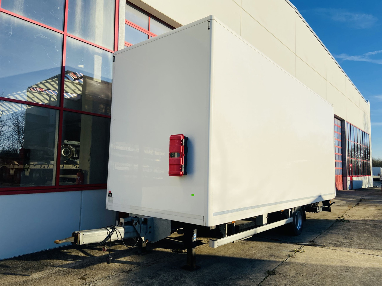 Ackermann Z-KA-F10.5/7,5 1 Achs Kofferanhänger mit Ladebordwand 10,5 t GG - Closed box trailer: picture 3 Ackermann Z-KA-F10.5/7,5 1 Achs Kofferanhänger mit Ladebordwand 10,5 t GG - Closed box trailer: picture 3