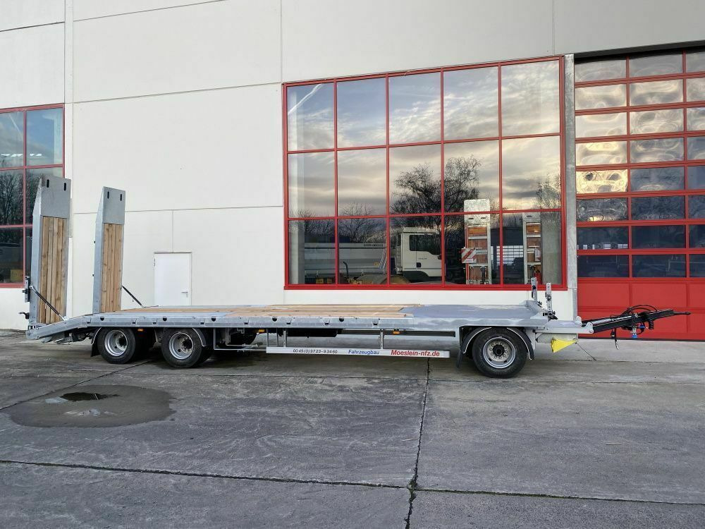 Möslein 3 Achs Tieflader mit gerader Ladefläche 8,10 m, - Low loader trailer: picture 1 Möslein 3 Achs Tieflader mit gerader Ladefläche 8,10 m, - Low loader trailer: picture 1