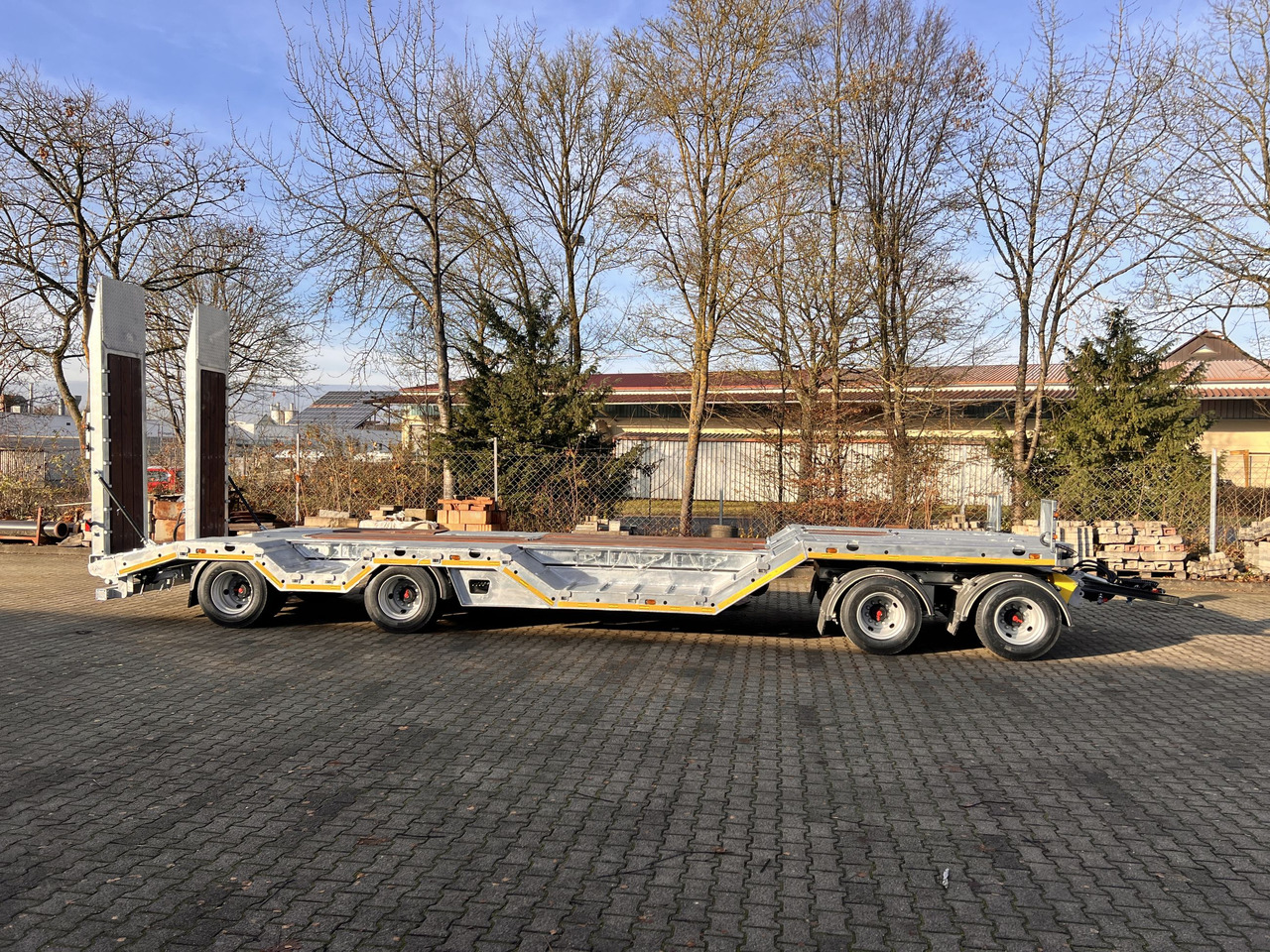Möslein T 4 VB H1 R neuer 4 Achs Tieflader + Radmulden - Low loader trailer: picture 1 Möslein T 4 VB H1 R neuer 4 Achs Tieflader + Radmulden - Low loader trailer: picture 1