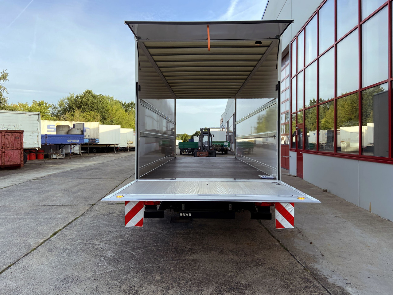 Möslein TK0105D-L Weiß Tandem Koffer, Ladebordwand 1,5 t + DurchladbarNeufahrzeug -- - Closed box trailer: picture 2 Möslein TK0105D-L Weiß Tandem Koffer, Ladebordwand 1,5 t + DurchladbarNeufahrzeug -- - Closed box trailer: picture 2