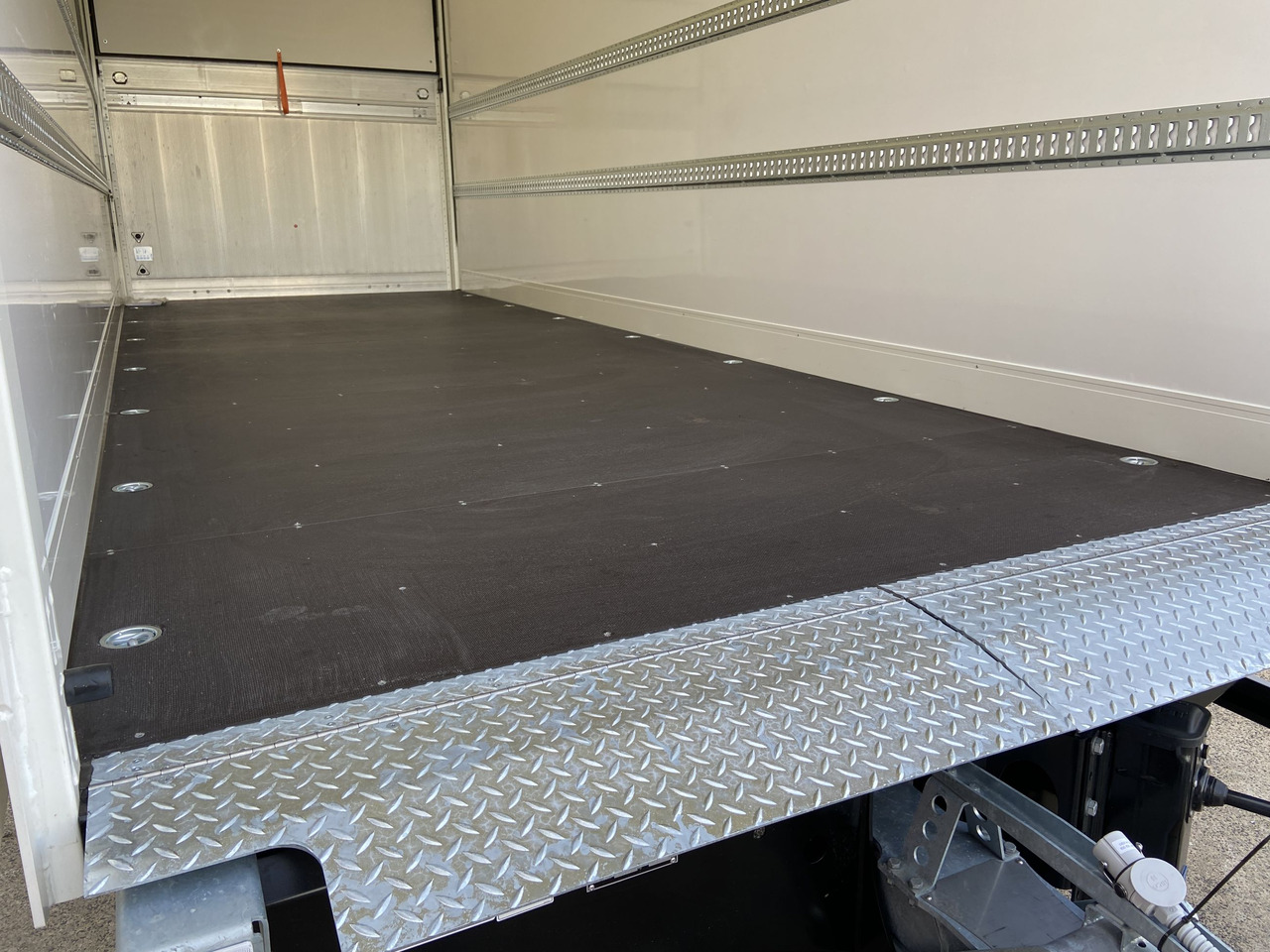 Closed box trailer Möslein TK0105D-L Weiß  Tandem Koffer, Ladebordwand 1,5 t + DurchladbarNeufahrzeug --: picture 6