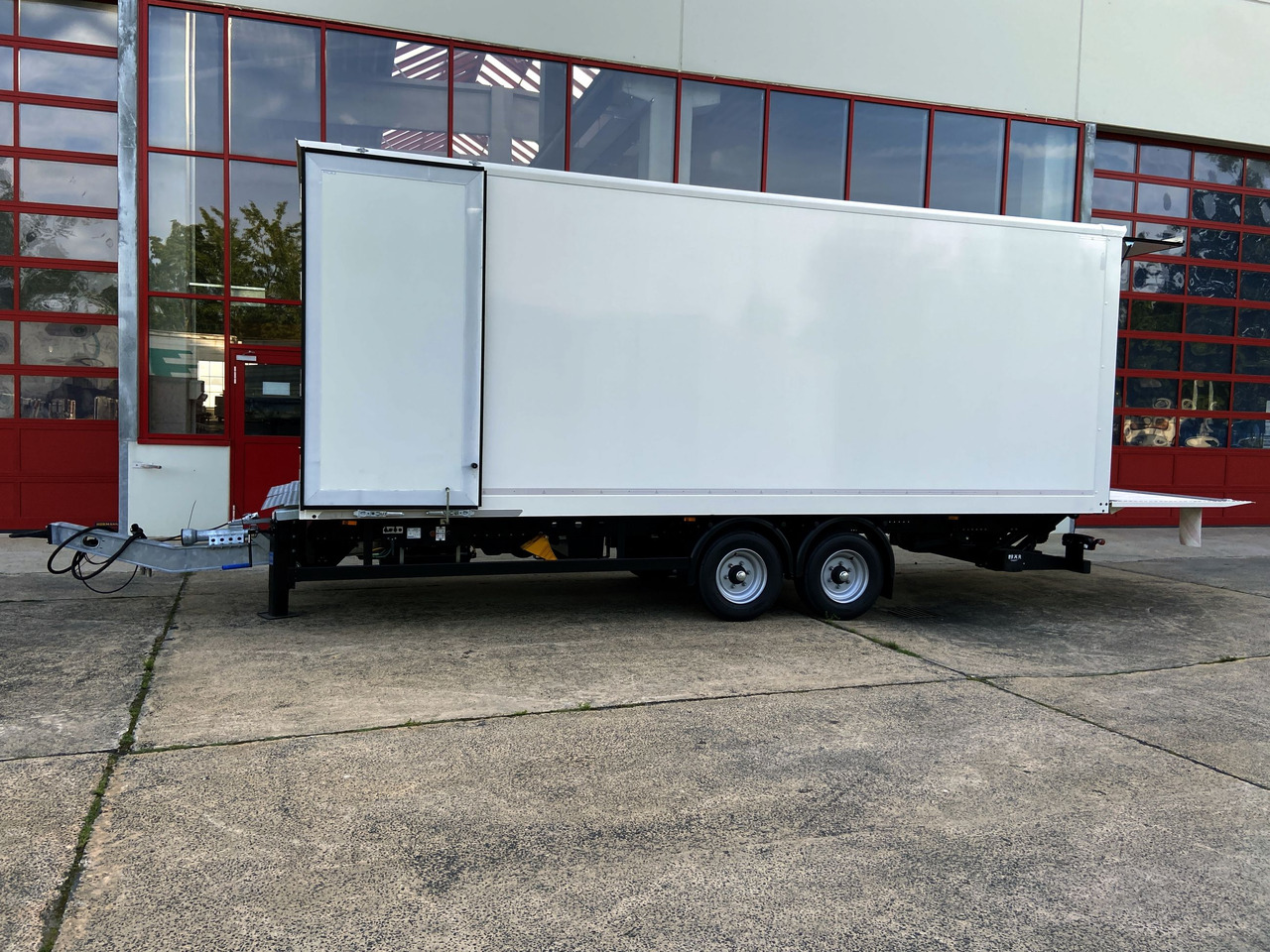Möslein TK0105D-L Weiß Tandem Koffer, Ladebordwand 1,5 t + DurchladbarNeufahrzeug -- - Closed box trailer: picture 3 Möslein TK0105D-L Weiß Tandem Koffer, Ladebordwand 1,5 t + DurchladbarNeufahrzeug -- - Closed box trailer: picture 3