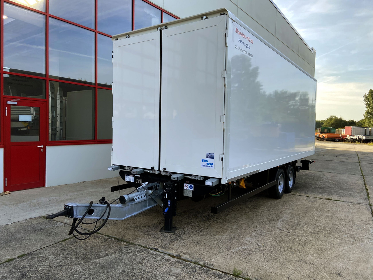 Möslein TK0105D-L Weiß Tandem Koffer, Ladebordwand 1,5 t + DurchladbarNeufahrzeug -- - Closed box trailer: picture 4 Möslein TK0105D-L Weiß Tandem Koffer, Ladebordwand 1,5 t + DurchladbarNeufahrzeug -- - Closed box trailer: picture 4