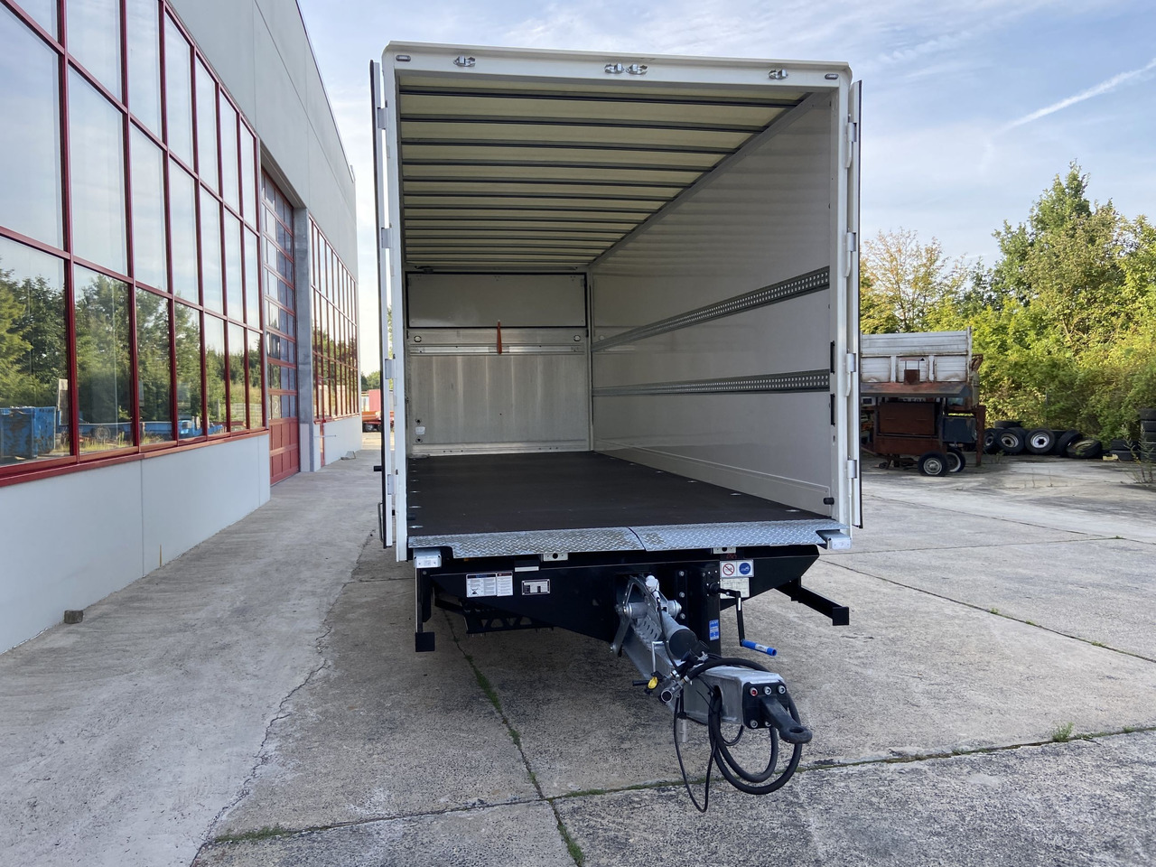 Möslein TKO105 D-L 7 m Tandem Koffer, Ladebordwand 1,5 t + DurchladbarNeufahrzeug -- - Closed box trailer: picture 4 Möslein TKO105 D-L 7 m Tandem Koffer, Ladebordwand 1,5 t + DurchladbarNeufahrzeug -- - Closed box trailer: picture 4