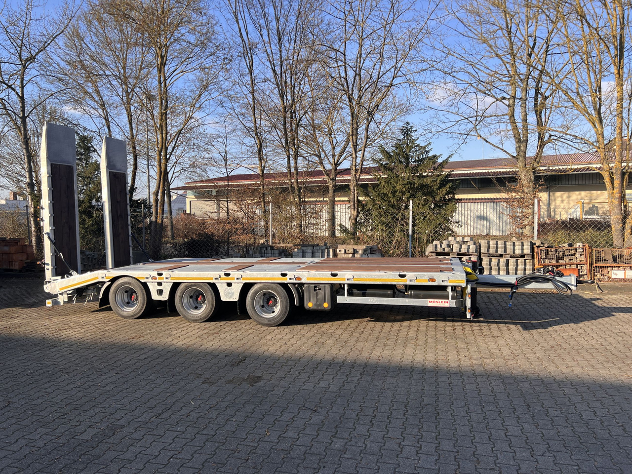 Möslein TT 34 Zugrohr Gerade 34 t GG Tridem- Tieflader 3 Achs, gelenktNeufahrzeug - Low loader trailer: picture 1 Möslein TT 34 Zugrohr Gerade 34 t GG Tridem- Tieflader 3 Achs, gelenktNeufahrzeug - Low loader trailer: picture 1