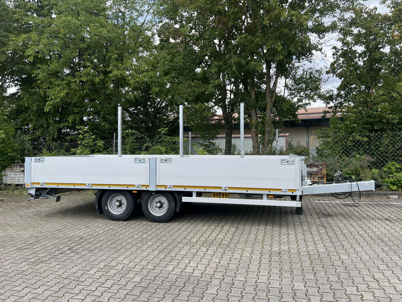 Dropside/ Flatbed trailer Möslein Tandem Pritsche- Tieflader mit Rungentaschen: picture 1