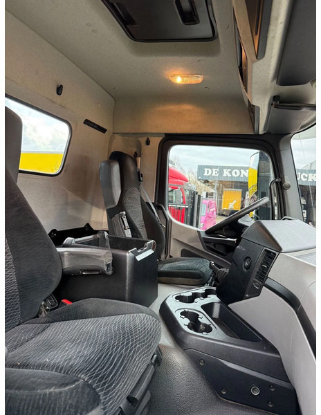 Interior photo 1: Cab chassis truck Mercedes-Benz Antos 2730 LL 2017 Interior photo 1: Cab chassis truck Mercedes-Benz Antos 2730 LL 2017