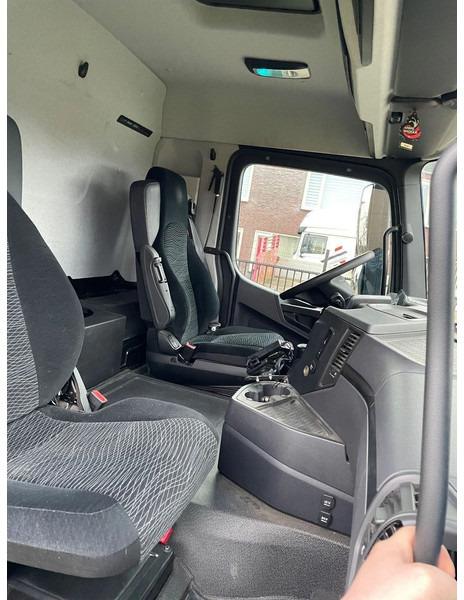 Interior photo 3: Tractor unit Mercedes-Benz Arocs 2651 6X4 2020 ONLY 250.000 km