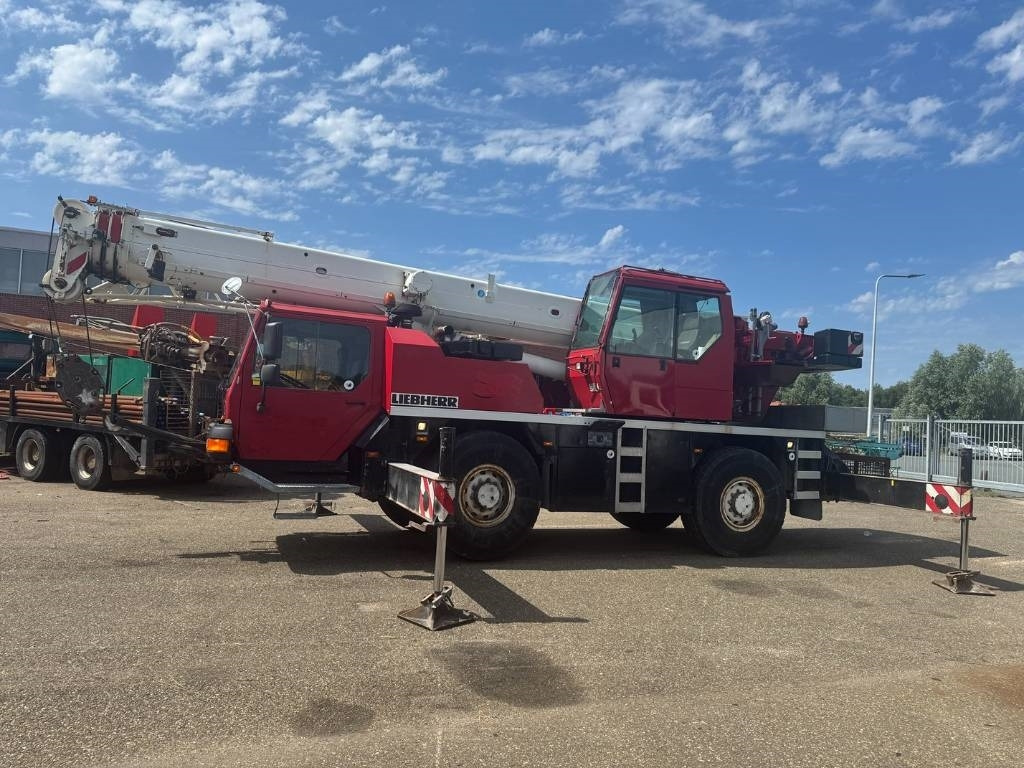 Liebherr LTM 1030-2.1 ( WITH JIB )  - All terrain crane: picture 2 Liebherr LTM 1030-2.1 ( WITH JIB )  - All terrain crane: picture 2