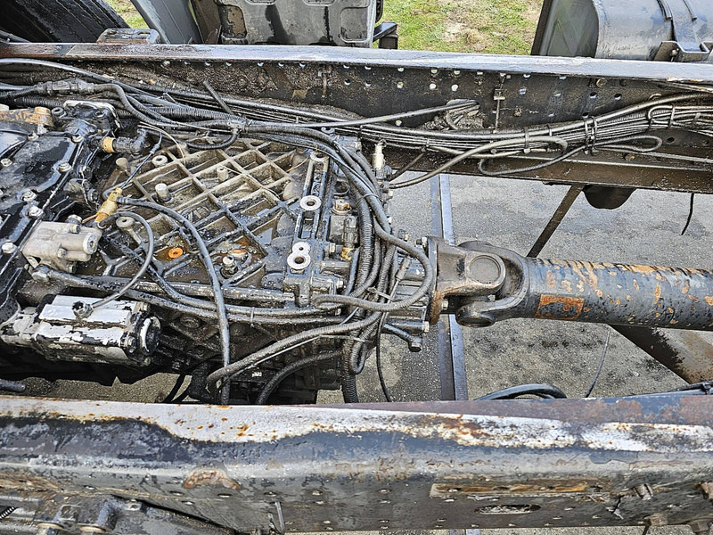 Cab chassis truck MAN 26.414 F2000 6X4 STEEL MANUAL: picture 13