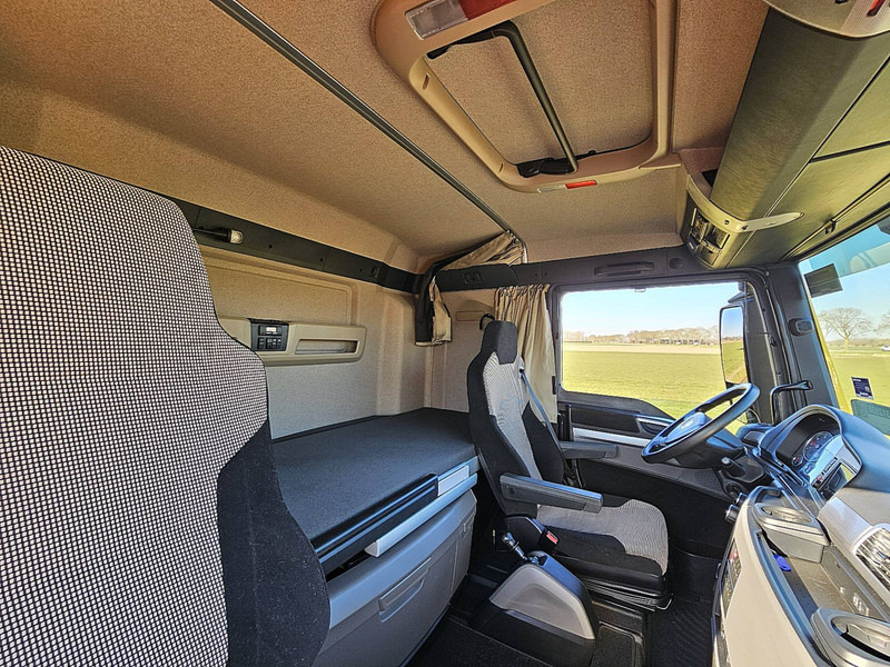 Interior photo 2: Hook lift truck MAN 26.460 TGX 6x2-4  SIDE LOADER