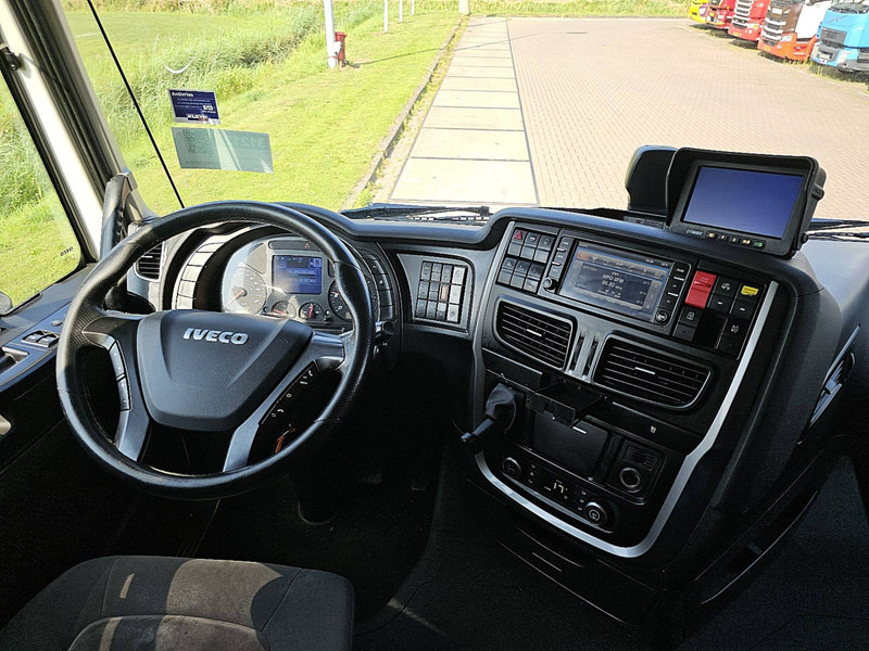 Interior photo 1: Tractor unit Iveco AS440S40 STRALIS LNG INTARDER