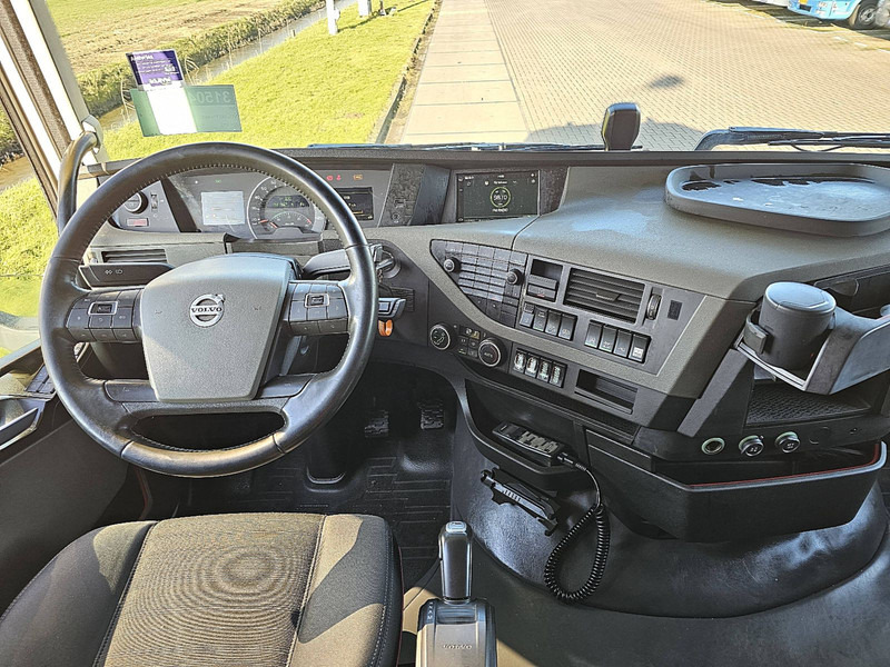Interior photo 1: Tractor unit Volvo FH 460 ALCOA'S I-SEE ACC