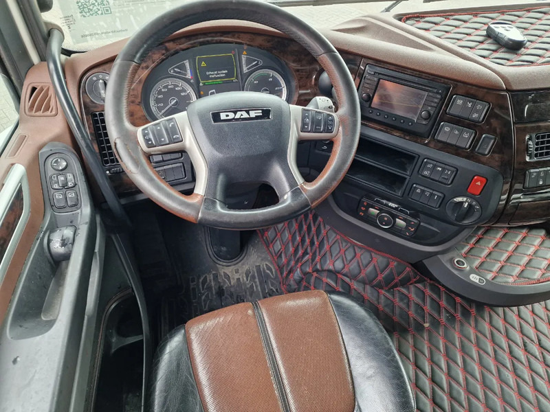 Cab chassis truck DAF XF 530 SuperSpaceCab 6x2*4 - Chassis 740 cm - Loadlift - Steering axle - Leather -: picture 11