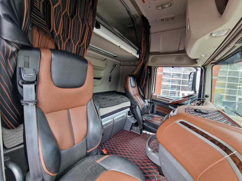 Cab chassis truck DAF XF 530 SuperSpaceCab 6x2*4 - Chassis 740 cm - Loadlift - Steering axle - Leather -: picture 20