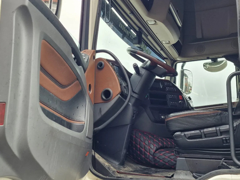 Cab chassis truck DAF XF 530 SuperSpaceCab 6x2*4 - Chassis 740 cm - Loadlift - Steering axle - Leather -: picture 9