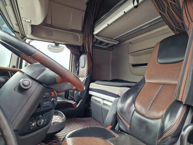 Cab chassis truck DAF XF 530 SuperSpaceCab 6x2*4 - Chassis 740 cm - Loadlift - Steering axle - Leather -: picture 10