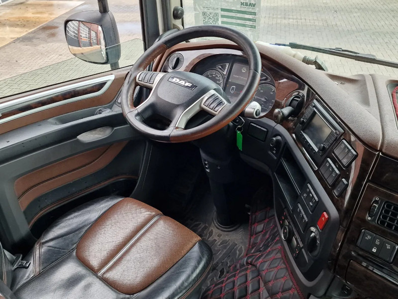 Cab chassis truck DAF XF 530 SuperSpaceCab 6x2*4 - Chassis 740 cm - Loadlift - Steering axle - Leather -: picture 19