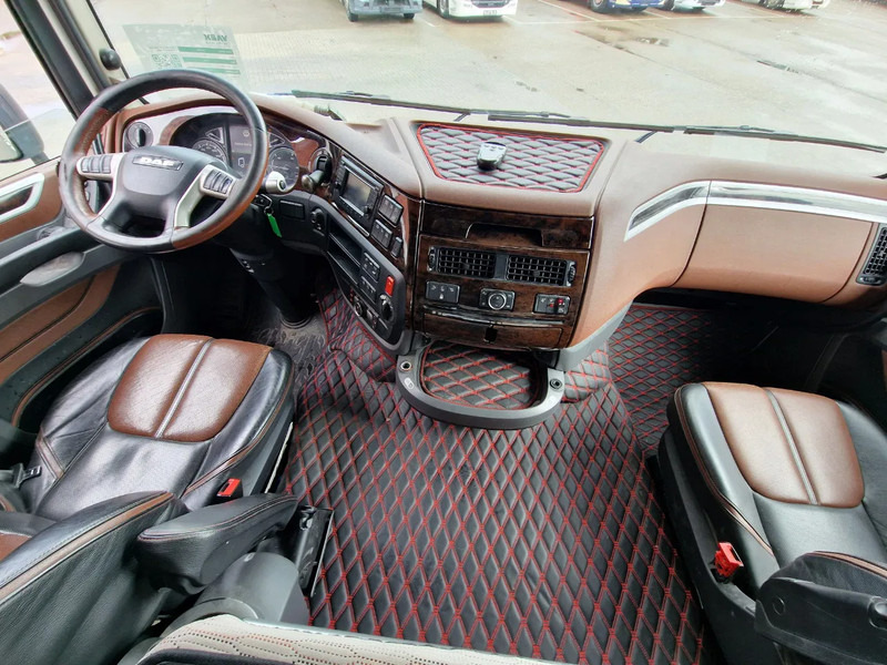 Cab chassis truck DAF XF 530 SuperSpaceCab 6x2*4 - Chassis 740 cm - Loadlift - Steering axle - Leather -: picture 12