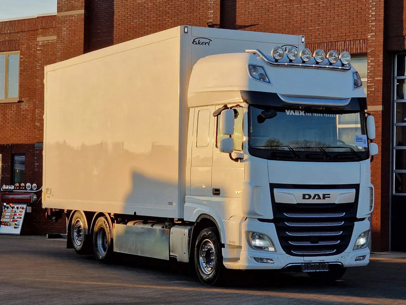 Box truck DAF XF 530 SuperSpaceCab 6x2*4 - Ekeri closed box - Loadlift -Steering axle - Full air: picture 1