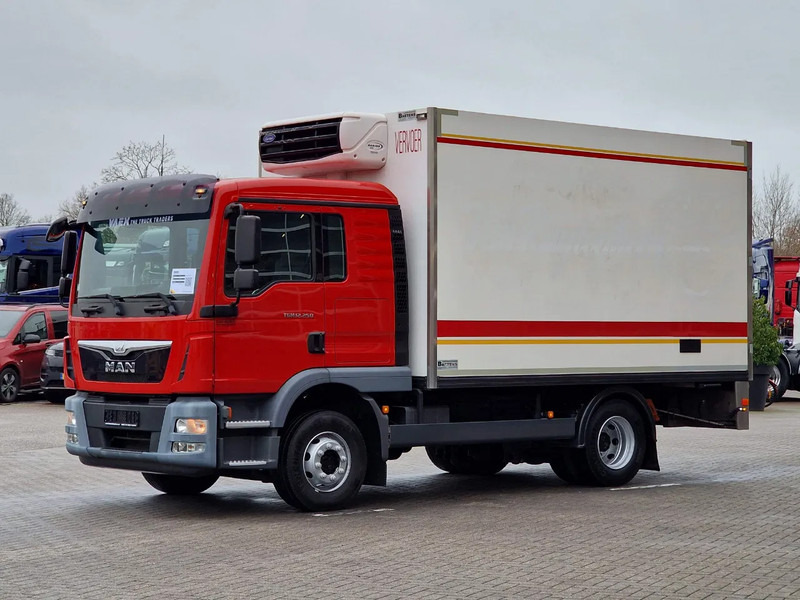 MAN TGM 12.250 Sleepercab 4x2 - Carrier Xarios 600 - Meat Hooks - Vleeshang - Rohrbahnen - Low KM - Refrigerator truck: picture 3 MAN TGM 12.250 Sleepercab 4x2 - Carrier Xarios 600 - Meat Hooks - Vleeshang - Rohrbahnen - Low KM - Refrigerator truck: picture 3