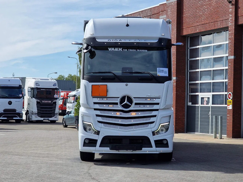 Mercedes-Benz Actros 2545 6x2*4 - Box with sidedoors - Loadlift - Steering axle - Full air - Camera - Box truck: picture 2 Mercedes-Benz Actros 2545 6x2*4 - Box with sidedoors - Loadlift - Steering axle - Full air - Camera - Box truck: picture 2