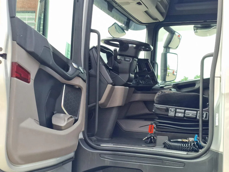 Curtainsider truck Scania R410 Highline 6x2 - Curtain sider - Retarder - Night clima - Forklift connection: picture 12
