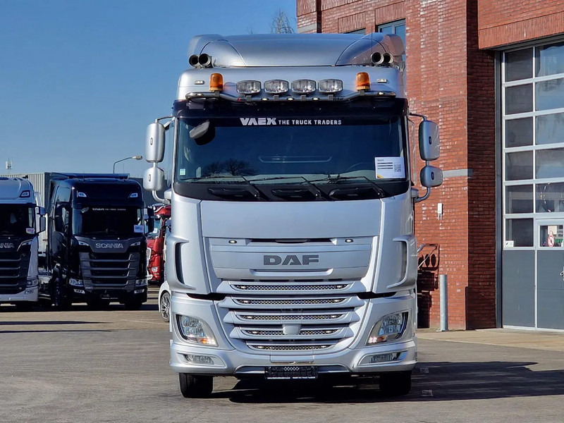 DAF XF 440 SpaceCab 4x2 - Full spoiler - Alloy wheels - Air horn - Light bar - Tractor unit: picture 2 DAF XF 440 SpaceCab 4x2 - Full spoiler - Alloy wheels - Air horn - Light bar - Tractor unit: picture 2