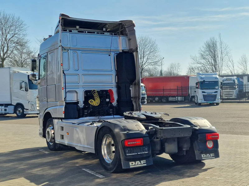 DAF XF 440 SpaceCab 4x2 - Full spoiler - Alloy wheels - Air horn - Light bar - Tractor unit: picture 5 DAF XF 440 SpaceCab 4x2 - Full spoiler - Alloy wheels - Air horn - Light bar - Tractor unit: picture 5