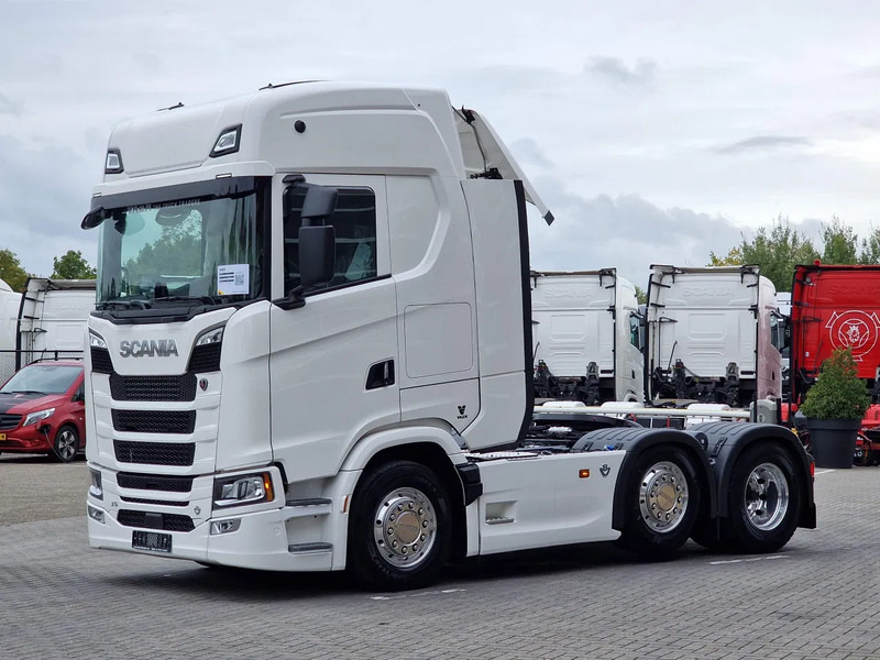 Scania 590S V8 NGS Highline 6x2/4 - New - Full spec - Retarder - Night clima - New dashboard - Leather - NEW - Tractor unit: picture 3 Scania 590S V8 NGS Highline 6x2/4 - New - Full spec - Retarder - Night clima - New dashboard - Leather - NEW - Tractor unit: picture 3