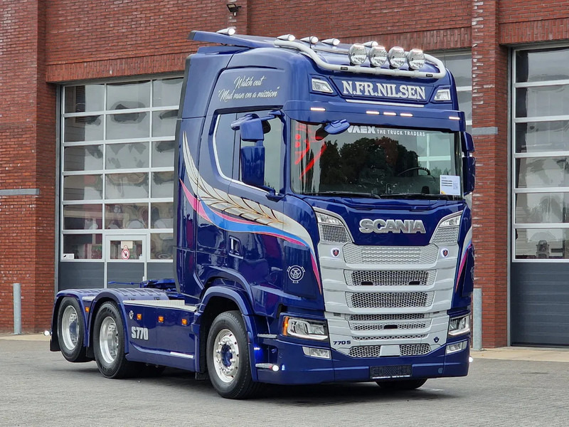 Scania 770S V8 NGS Highline 6x2 - Show truck - Special paint - Custom interior - Retarder - Full air - Night clima - Tractor unit: picture 1 Scania 770S V8 NGS Highline 6x2 - Show truck - Special paint - Custom interior - Retarder - Full air - Night clima - Tractor unit: picture 1