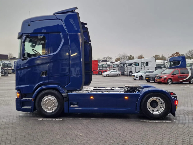 Scania S560 Highline 4x2 - Full spec - Retader - Night clima - Full air - Facelift - 2x tank - Tractor unit: picture 4 Scania S560 Highline 4x2 - Full spec - Retader - Night clima - Full air - Facelift - 2x tank - Tractor unit: picture 4