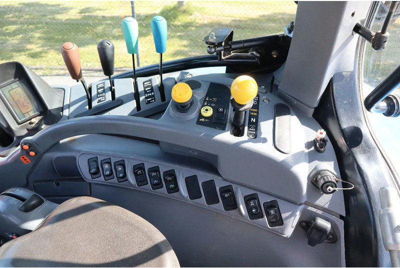 Leasing of New Holland TS135A | 40 KM/H | 4X4 | SUPERSTEER New Holland TS135A | 40 KM/H | 4X4 | SUPERSTEER: picture 20 Leasing of New Holland TS135A | 40 KM/H | 4X4 | SUPERSTEER New Holland TS135A | 40 KM/H | 4X4 | SUPERSTEER: picture 20