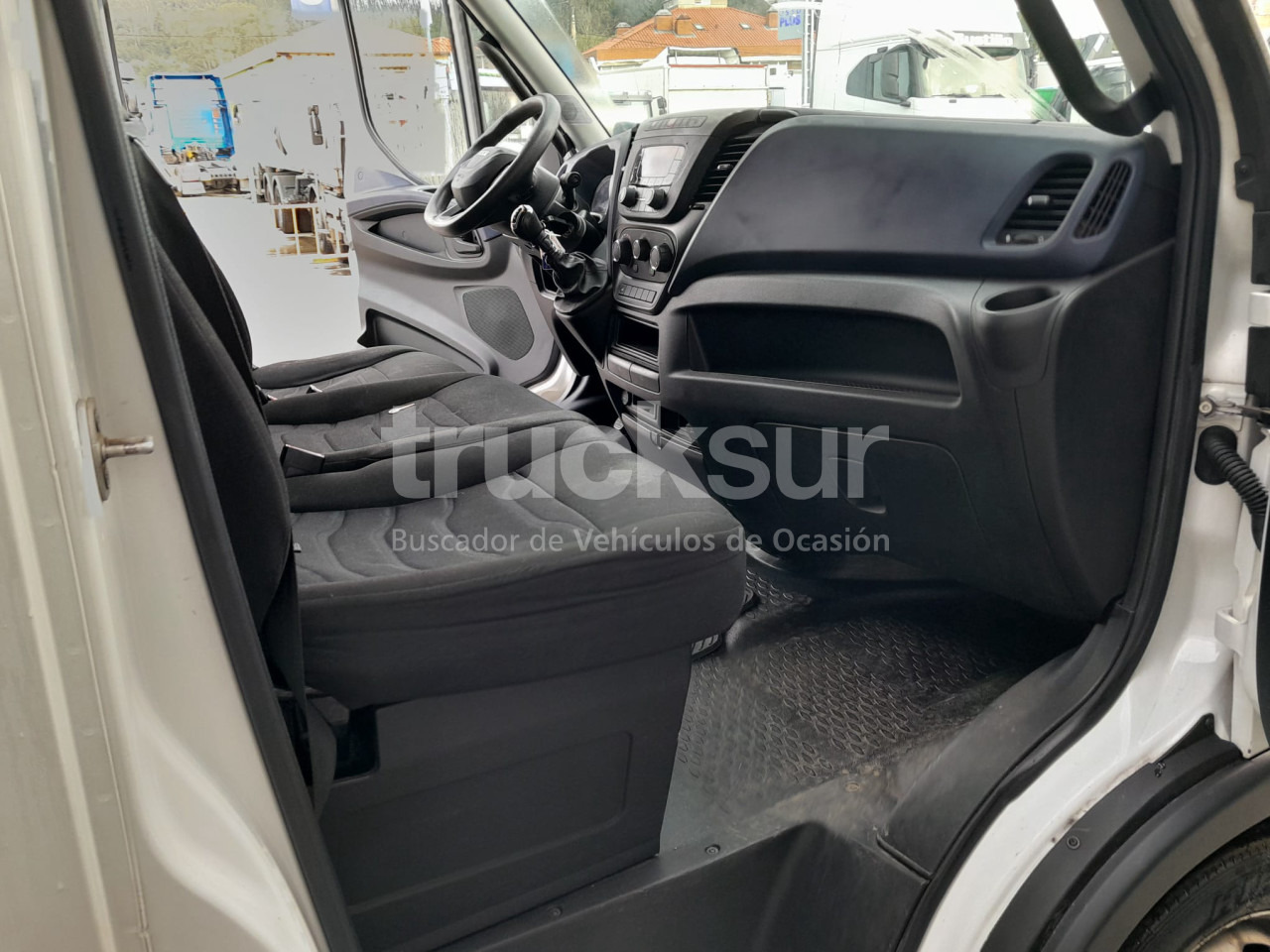 Box van IVECO DAILY 35C16H: picture 13