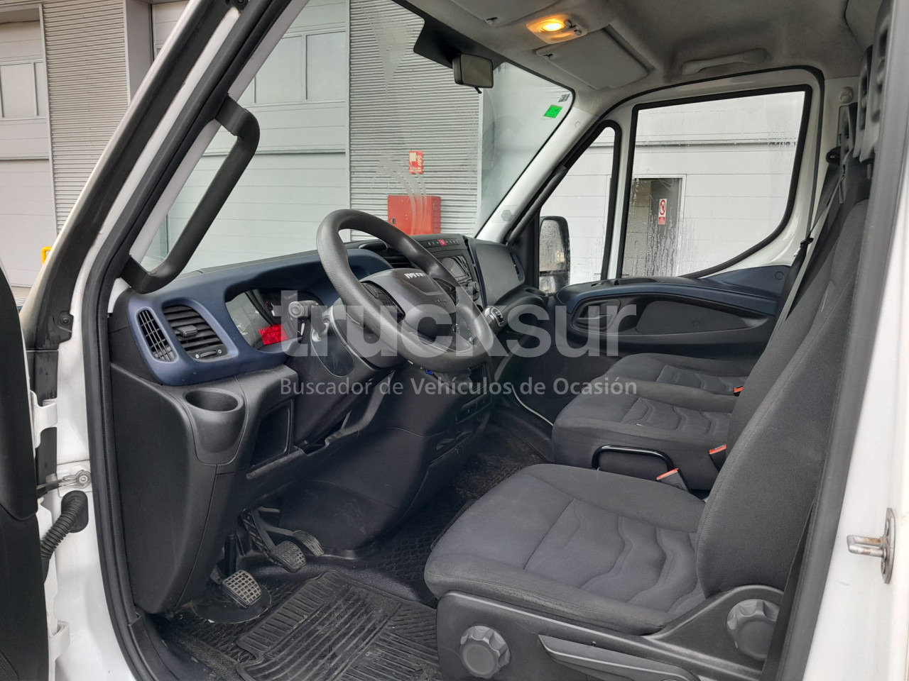 Box van IVECO DAILY 35C16H: picture 7