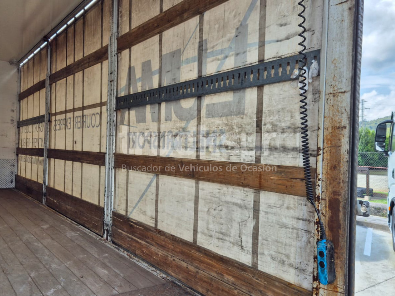 Curtainsider truck RENAULT D320.26: picture 28