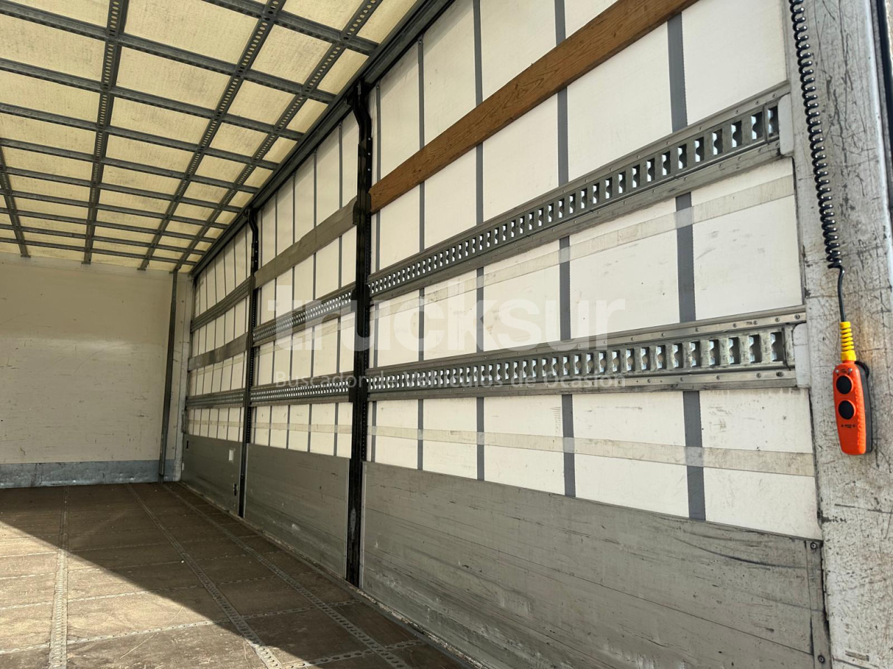 Curtainsider truck SCANIA P320: picture 12