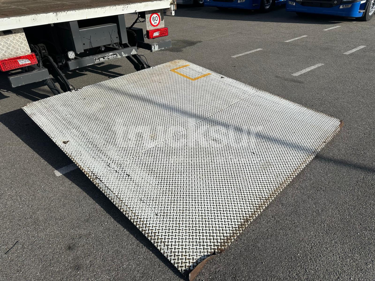 Curtainsider truck SCANIA P320: picture 8