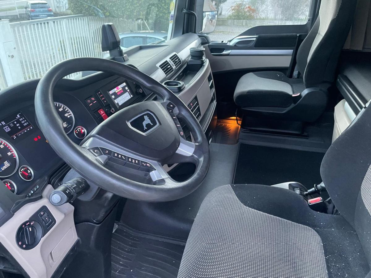 Interior photo 1: Tractor unit MAN TGX 18.500 Interior photo 1: Tractor unit MAN TGX 18.500