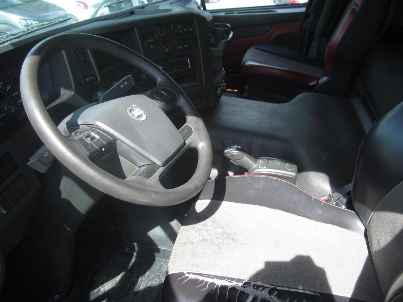 Interior photo 1: Tractor unit Volvo FMX 460