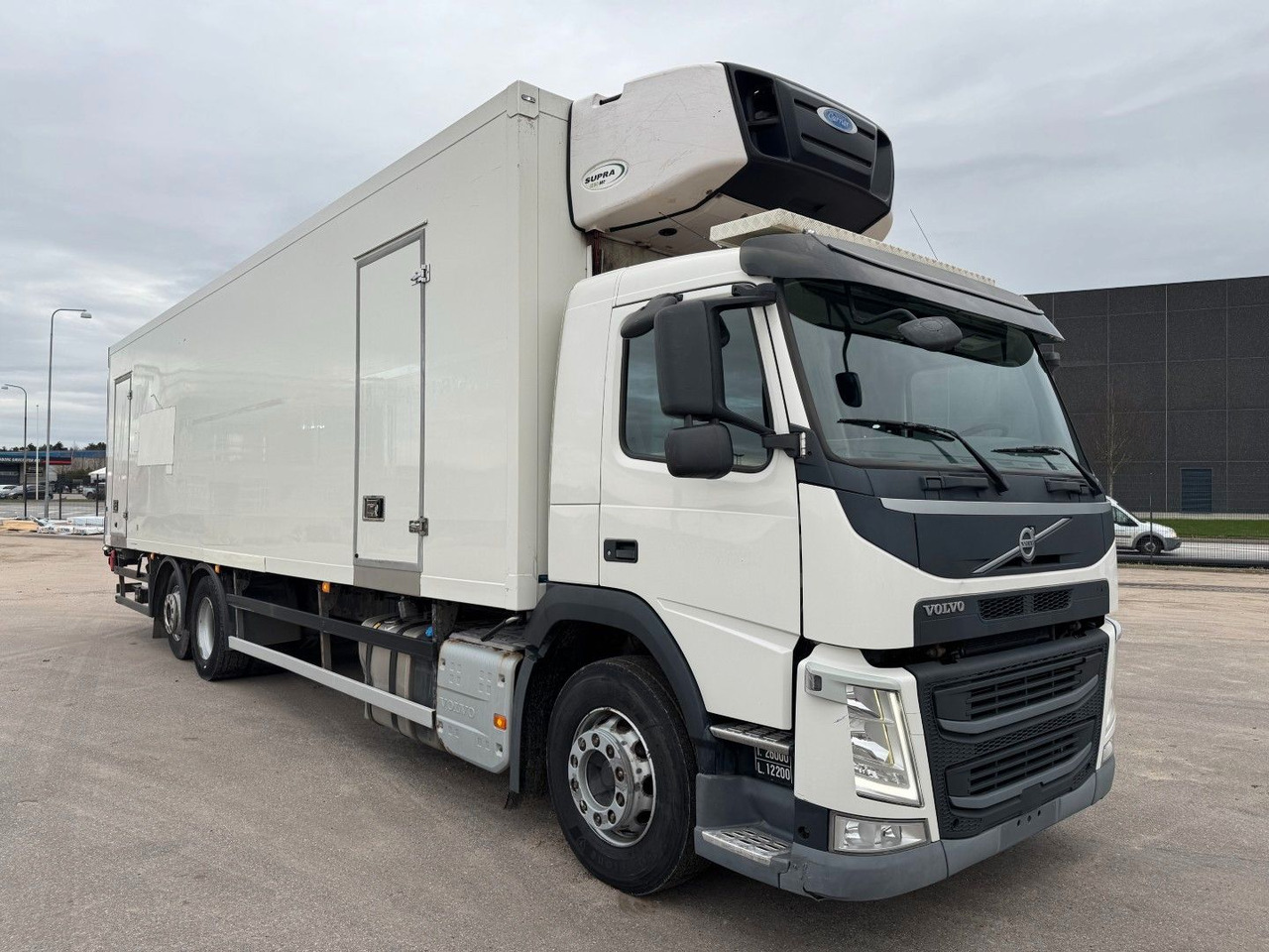 Volvo FM330 6x2*4 Carrier Supra 1250 Mt 9,9m (defekt f - Refrigerator truck: picture 2 Volvo FM330 6x2*4 Carrier Supra 1250 Mt 9,9m (defekt f - Refrigerator truck: picture 2