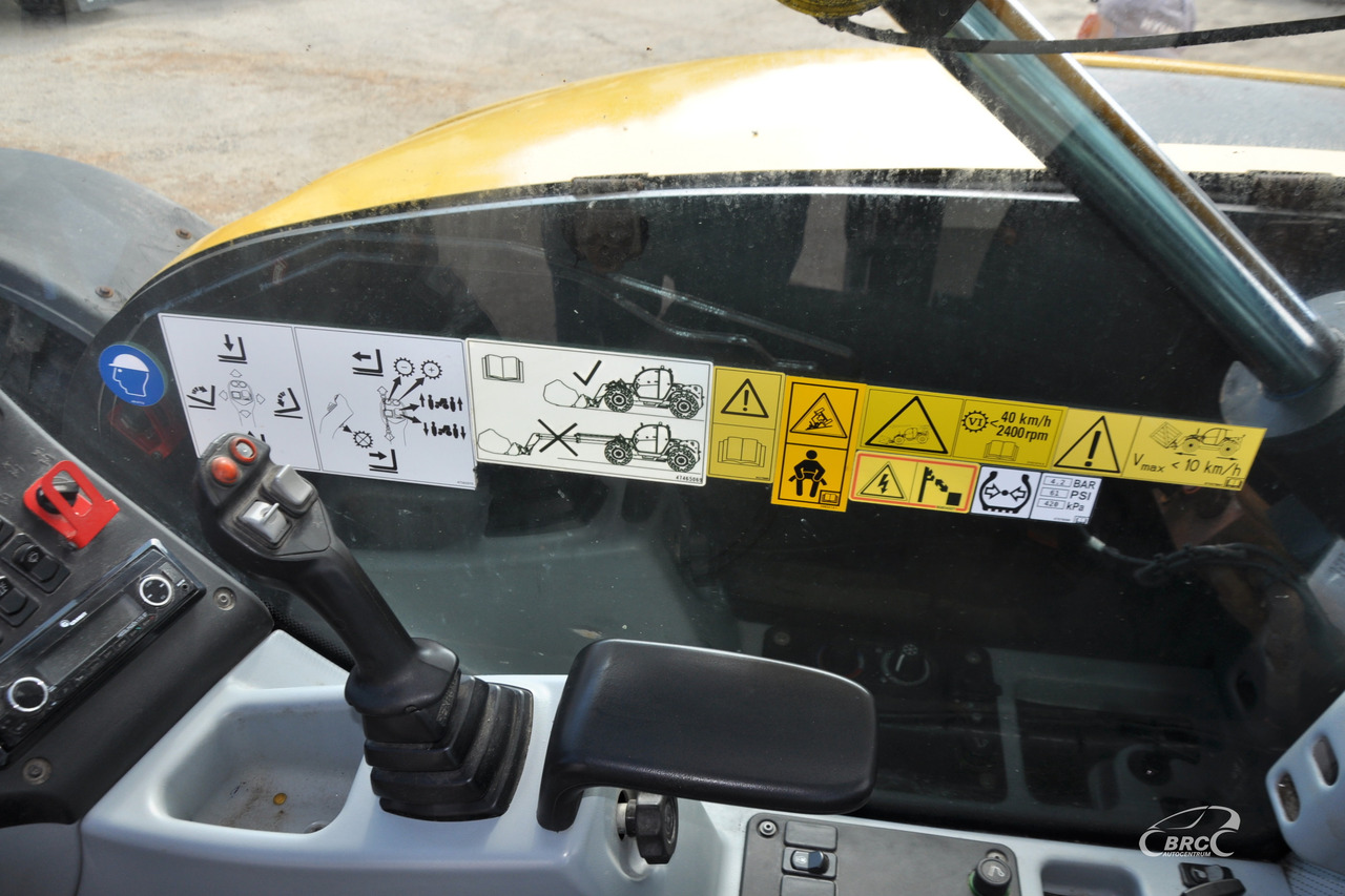 Telescopic wheel loader New Holland TH 7.42: picture 10