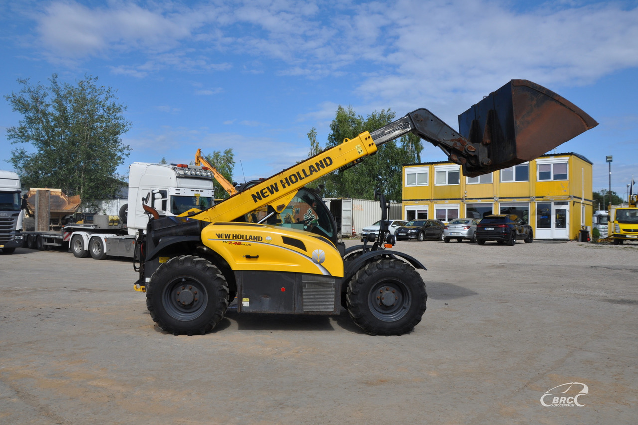 Telescopic wheel loader New Holland TH 7.42: picture 6