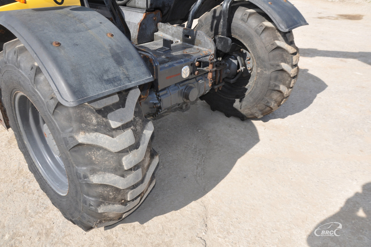 Telescopic wheel loader New Holland TH 7.42: picture 17