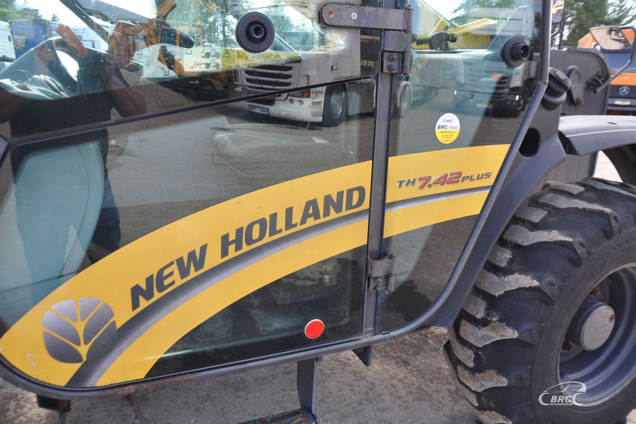 Telescopic wheel loader New Holland TH 7.42: picture 7